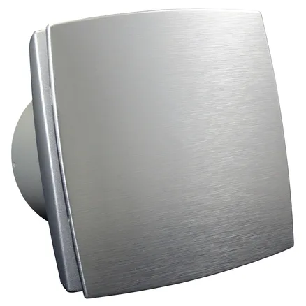Stříbrný ventilátor pro koupelnu na zdi.