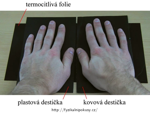 Ruce na kovové a plastové desce ukazují rozdíl tepelné vodivosti.