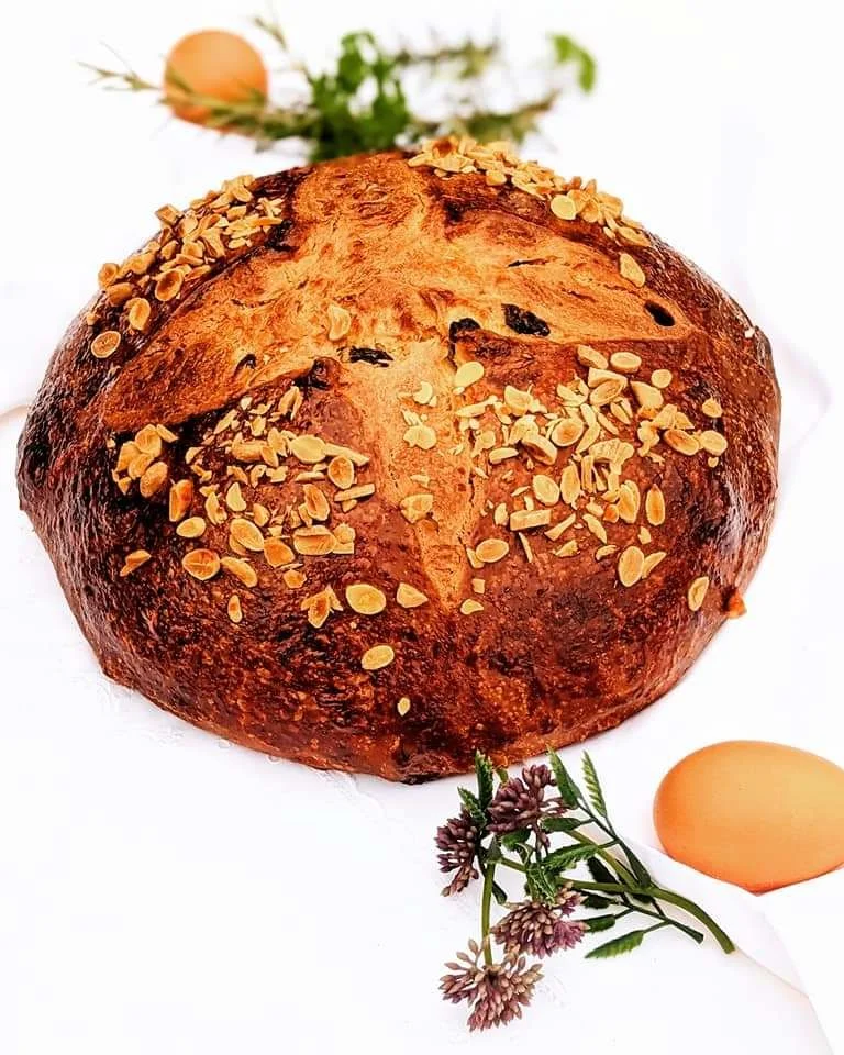 Tradiční český velikonoční chlebík s ořechy a sušeným ovocem.