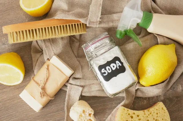 Přírodní čisticí prostředky: soda, citrony, kartáček a štětec