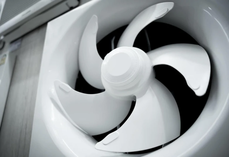 Bílý ventilátor pro větrání v stropním otvoru