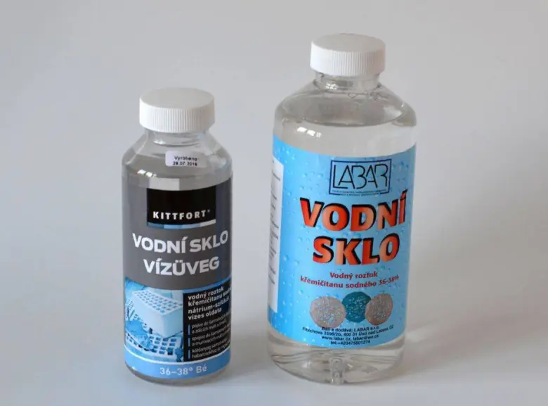 Dvě lahve vodního skla pro použití v domácnosti.