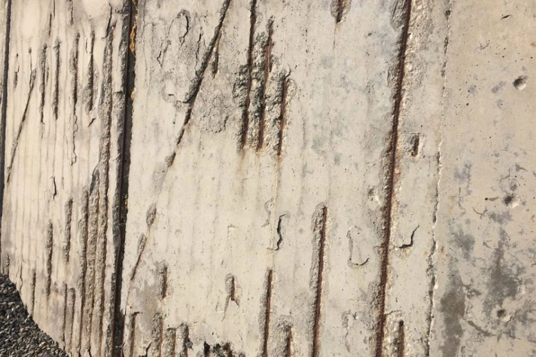 Poškozený beton venku připravený k opravě