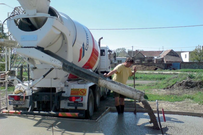 Stroj na beton nalévá směs přímo na staveniště.
