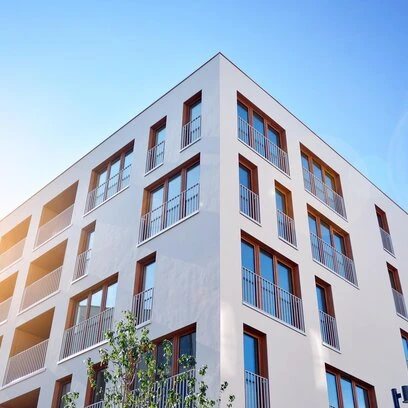 Světle hnědá fasáda moderního domu s balkony