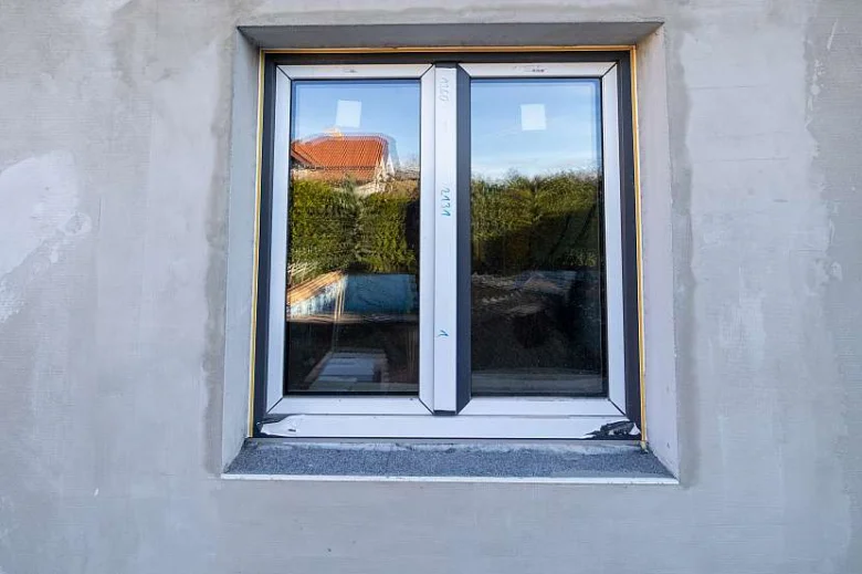 Okení připravené na zateplení s izolační páskou
