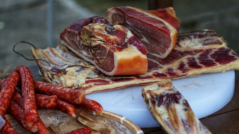 Uzené maso, slanina, klobásy na bílém podnosu
