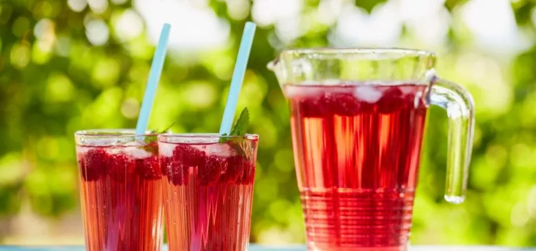 Domácí červená limonada s bobulemi a mátou