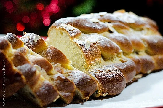 Vánočka nakrájená s viditelnou vnitřní strukturou