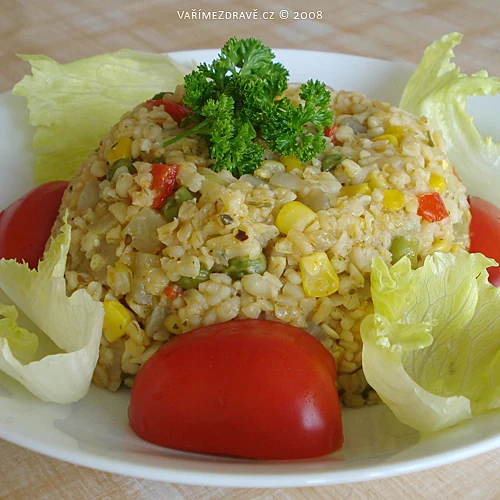 Pohled na vařený bulgur s zeleninou.