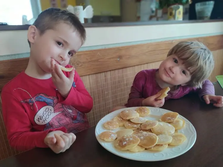 Děti jedí lívance bez mléka na talíři