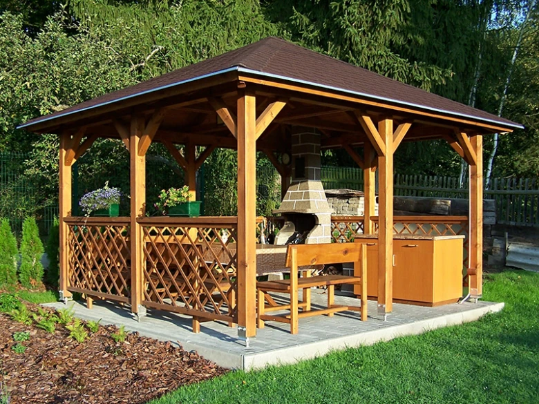 Dřevěná pergola na betonovém základe v zahradě