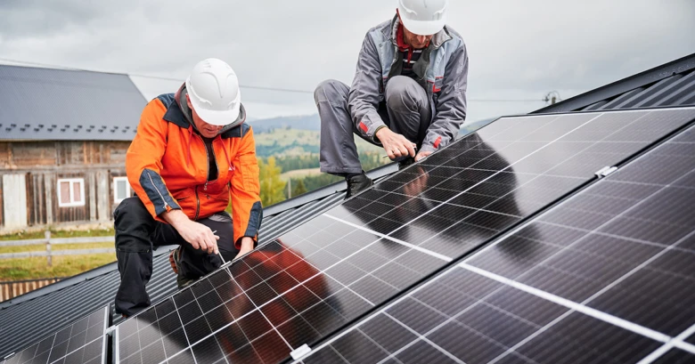 Instalace fotovoltaických panelů na střechu s optimálním sklonem