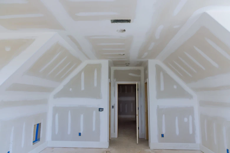 Sádrokartonová stěna s tmelenými spárami v průběhu renovace.