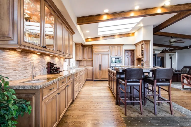 Velký obývák s kuchyní v moderním dřevěném designu