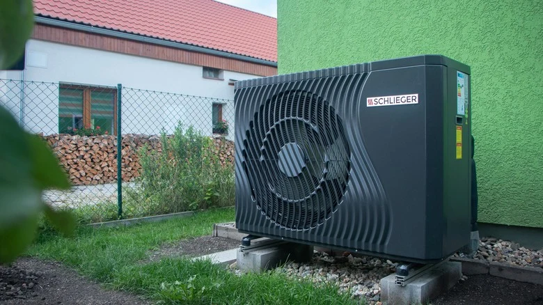 Venkovní jednotka tepelného čerpadla značky Schlieger.