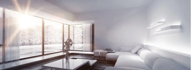 Moderní obývací pokoj s velkým oknem a silným slunečním světlem.