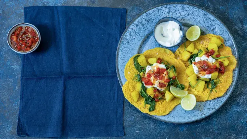 Palačinky z červené čočky s vejci, ananasem a chilli