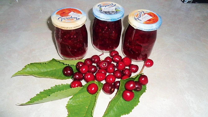 Domácí višňová marmeláda s čerstvými plody