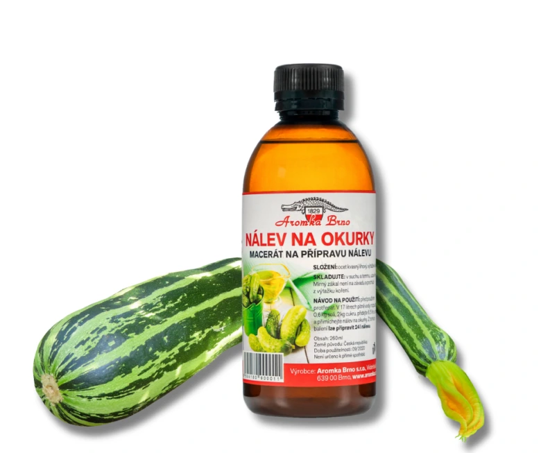 Fľaša nálevu na zavařování cukety s čerstvou zeleninou.