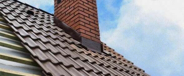 Detailní pohled na oplechování komína s taškami.
