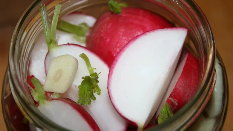 Fermentované ředkvičky s česnekem v sklenici