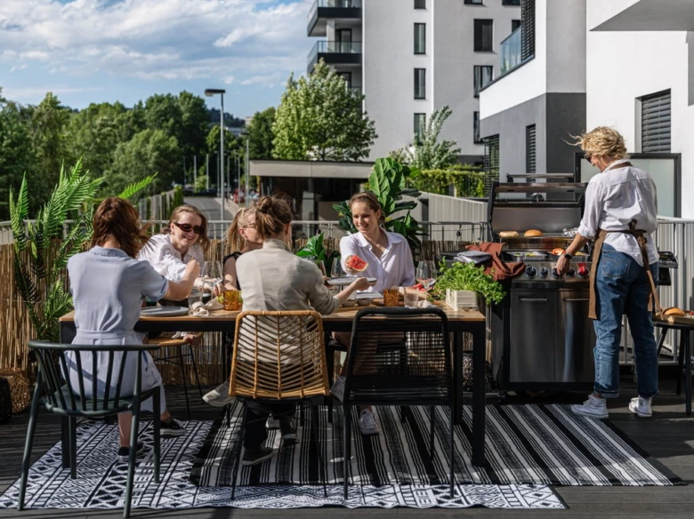 Grilování na balkóně s přáteli v bytovém domě
