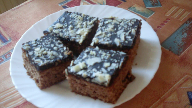 Buchta s Nutelou na bílém talíři