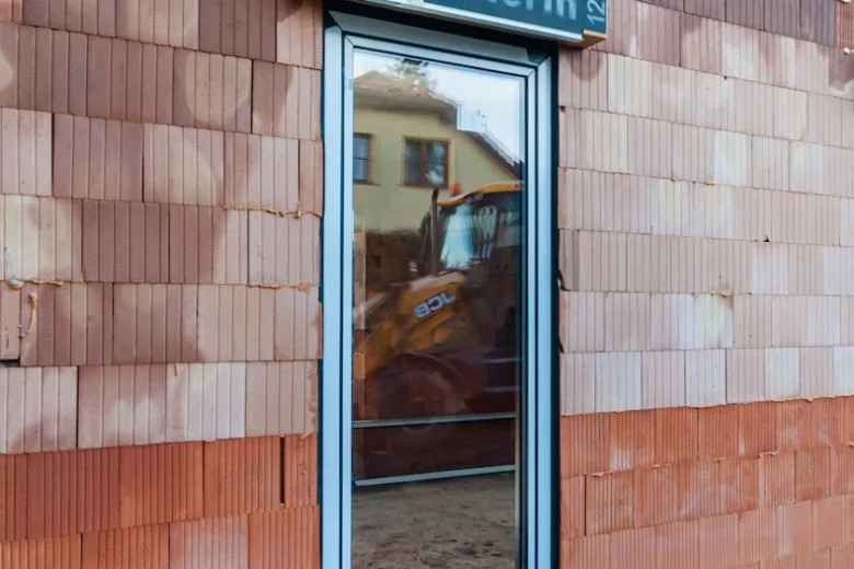 Výměna oken ve starém domě s cihlovou fasádou