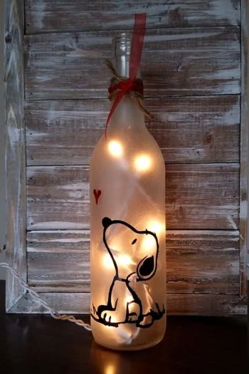 Výrobek: Lampa z láhve s kresbou Snoopyho.