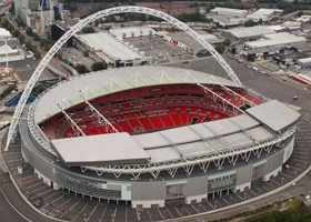 Vzdušný pohled na stadion Wembley s jeho charakteristickým obloukem.