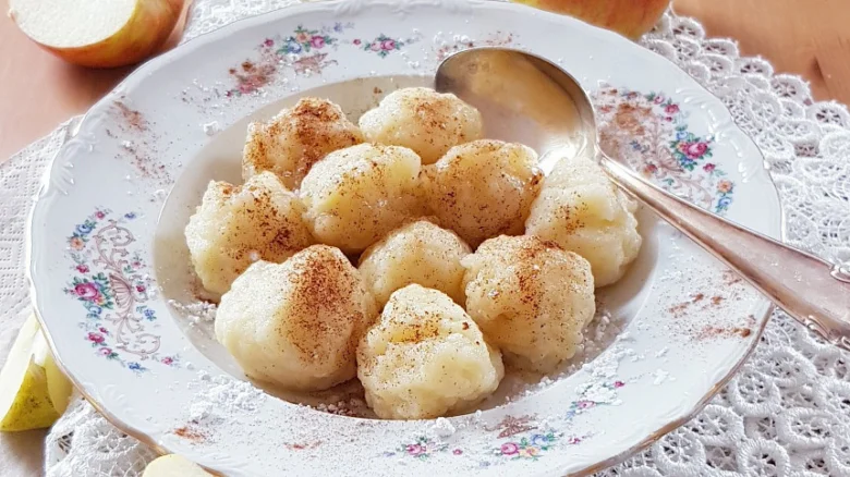 Jablečné knedlíky na talíři s kávovým kořením a cukrem