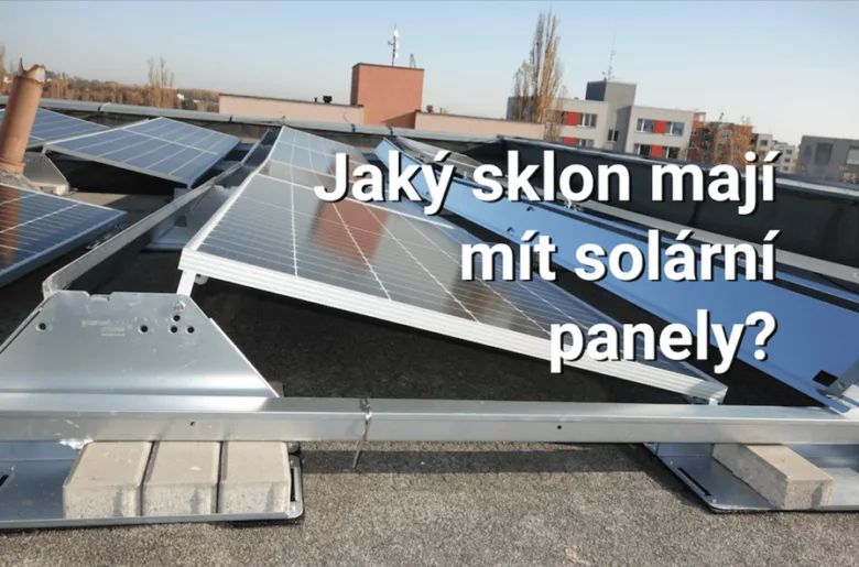 Fotovoltaické panely na střeše s otázkou o sklonu.