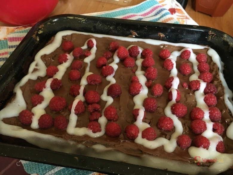 Buchta s Nutelou, maliny a bílým glazurem