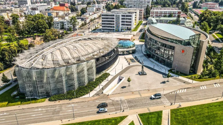 Architektura Evy Jiříčkové s charakteristickými skleněnými fasádami