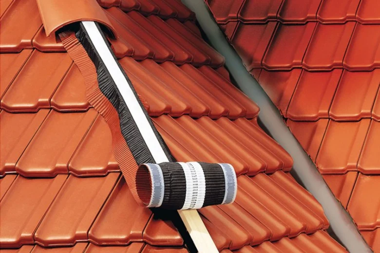 Ventilace pod střechou pomocí plastové trubky.