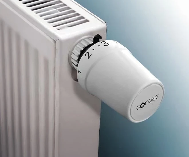 Bílá termostatická hlavice na radiátoru značky Concept.