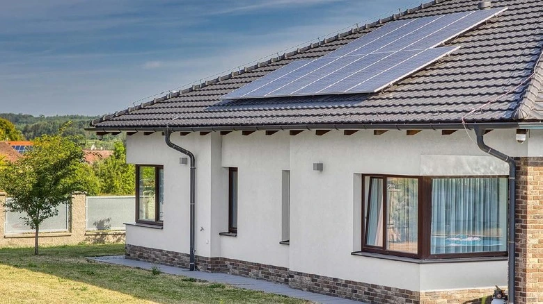 Dům s fotovoltaickými panely na střeše
