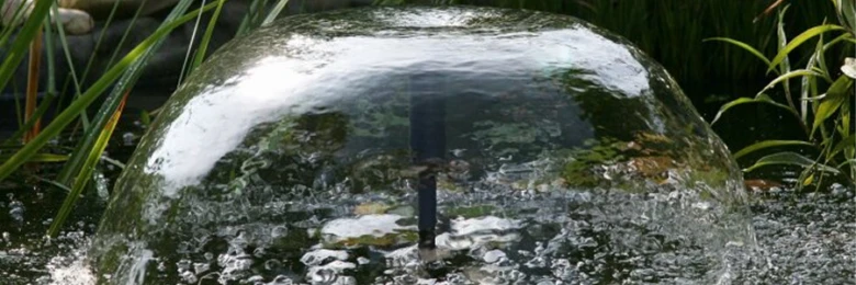Bezfiltrační jezírko s bublající vodou v zahradě