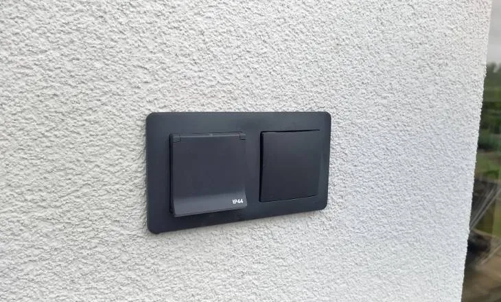 Venkovní elektrické spínače s krytem pro venkovní použití.