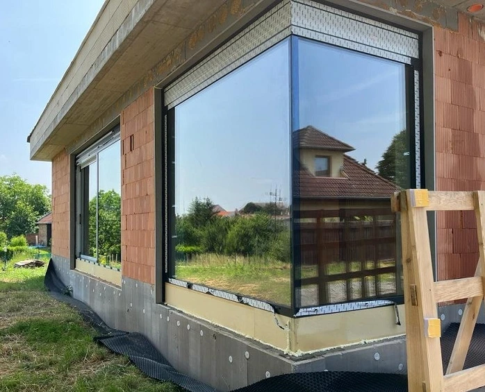 Hliníková okna v moderním domě během stavby