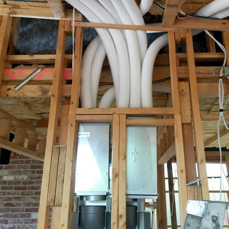 Instalace rekuperačního systému s flexibilními potrubím v dřevěném rámu.