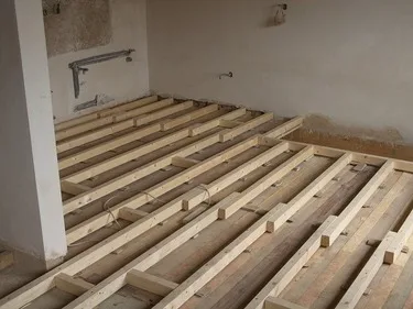 Dřevěné trámy pro podlahu na stropní konstrukci