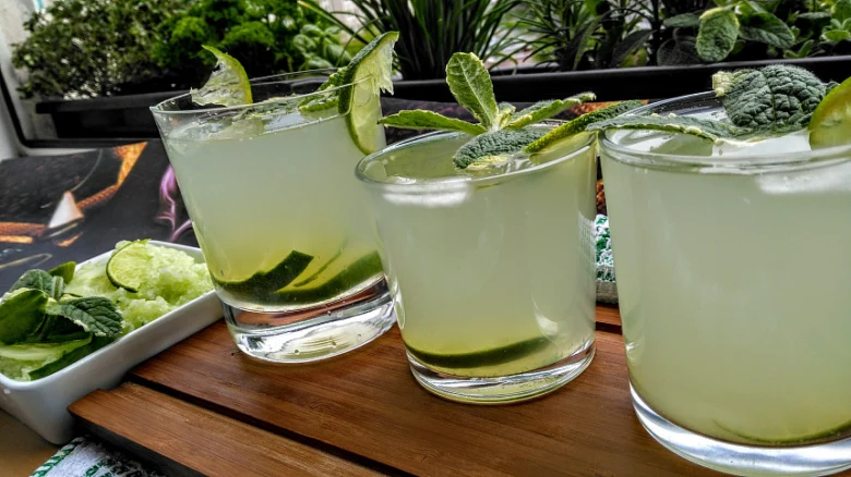 Domácí limonáda s citronem, mátou a ledem