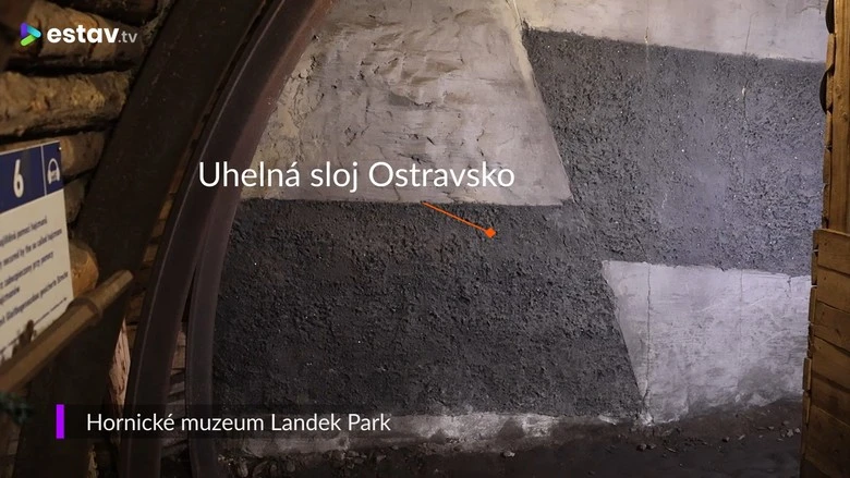 Průřez uhelnou vrstvou z oblasti Ostravska v hornickém muzeu.