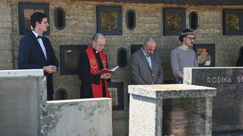 Kazatel v kolumbáriu při slavnosti u hrobky rodiny.
