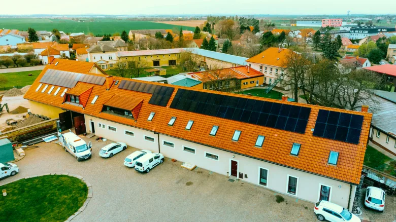 Montáž solárních panelů na střechu budovy venkovského domu.