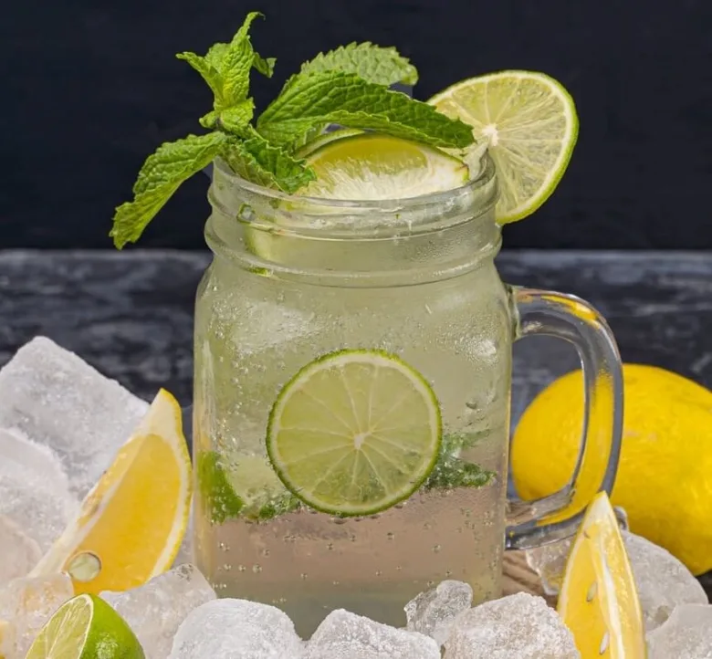 Domácí limonáda s citronem a mátou v džbánku.