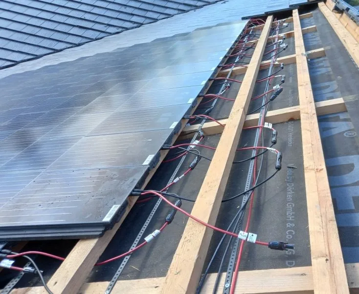 Instalace solárních tašek na střechu s viditelným zapojením