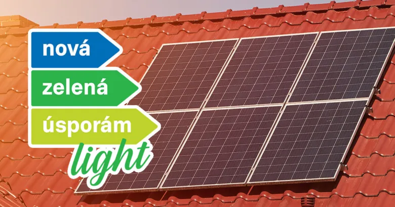 Fotovoltaické panely na střeše s českým nápisem o úsporách.